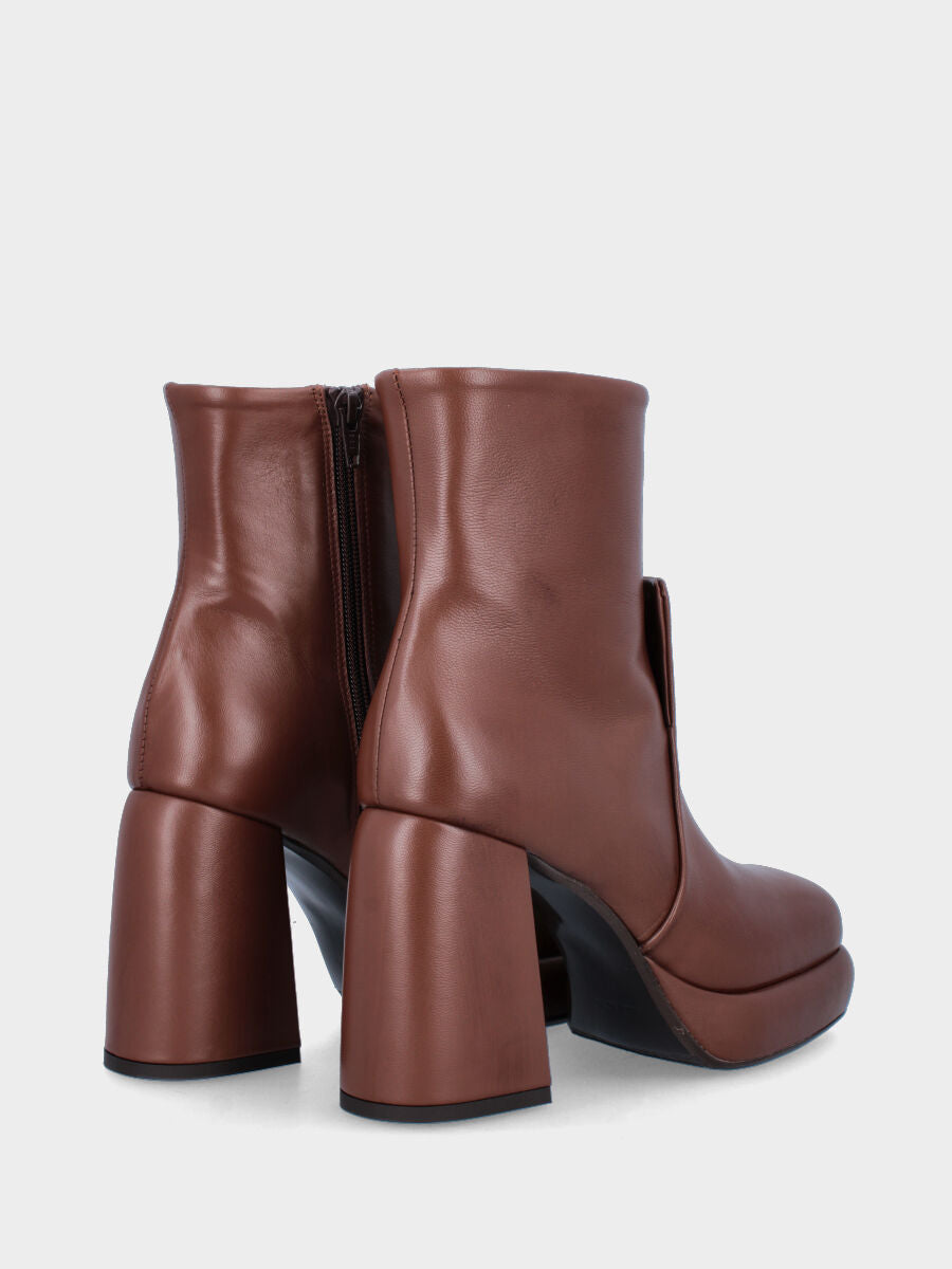 Bottine marron en cuir avec languette décorative