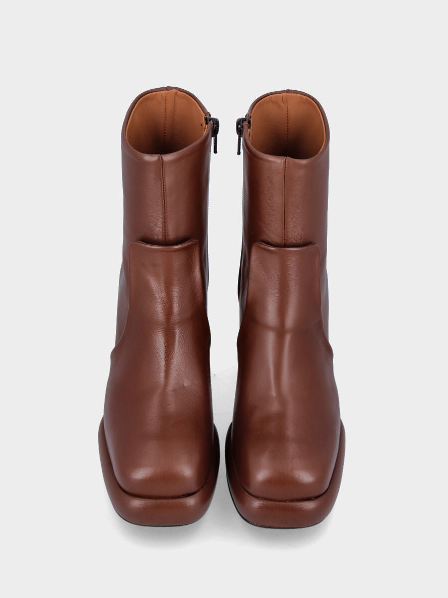 Bottine marron en cuir avec languette décorative