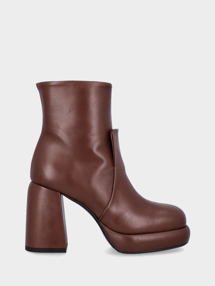 Bottine marron en cuir avec languette décorative