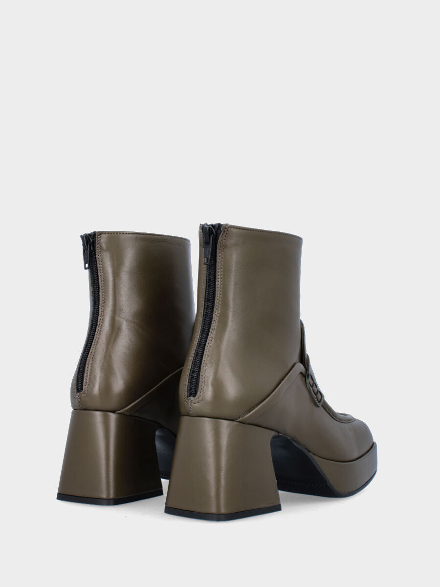 Sandalo monoblocco in vitello rosso con fascia ripiegata