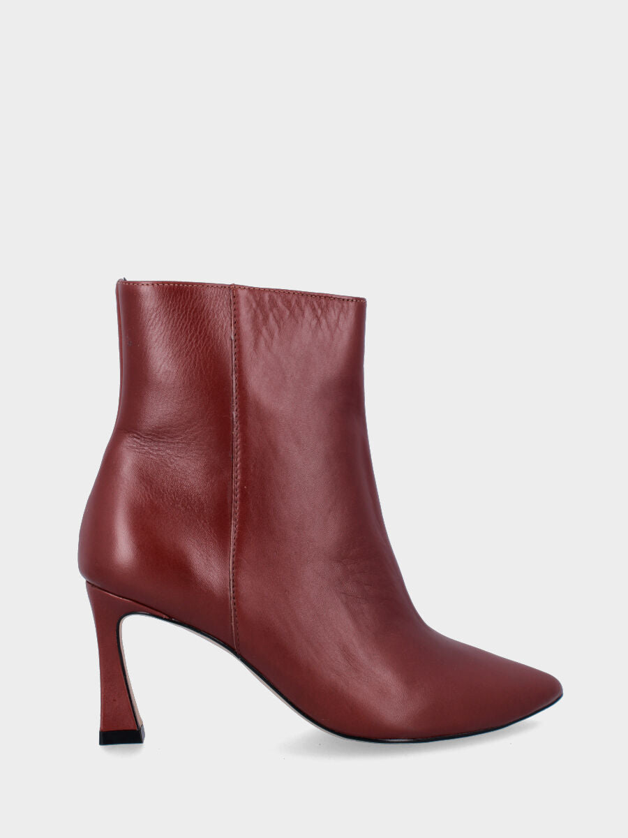 Sandalo monoblocco in vitello rosso con fascia ripiegata