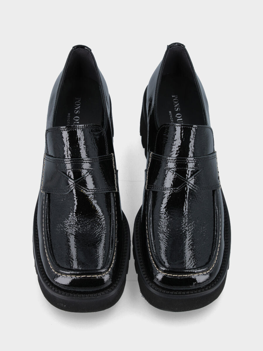 Mocassin noir en cuir avec semelle track et surpiqûres apparentes