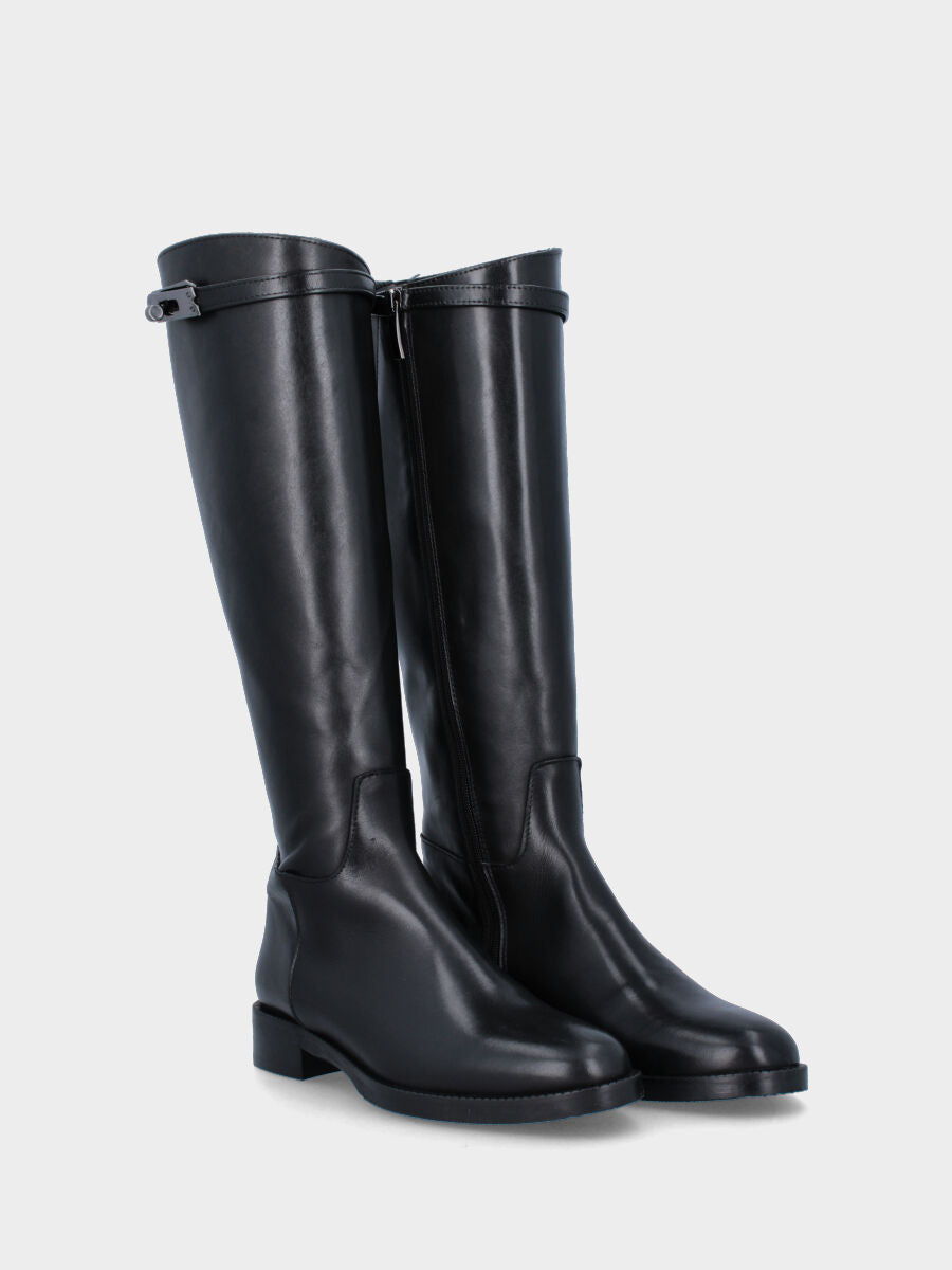 20mm heel boot, round toe, semi-tube with strap and closure at the top of the shaft and side zipper, rubber sole