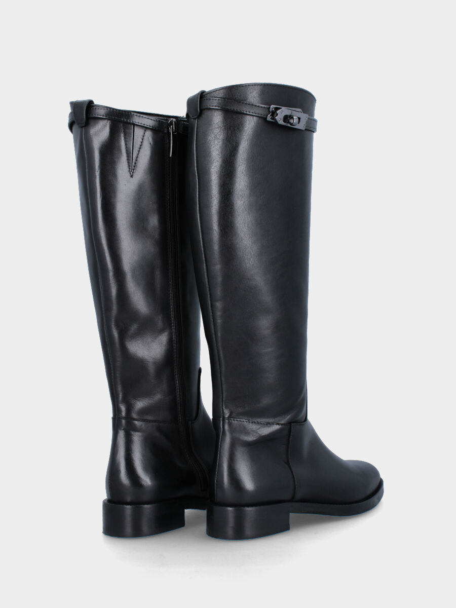 20mm heel boot, round toe, semi-tube with strap and closure at the top of the shaft and side zipper, rubber sole