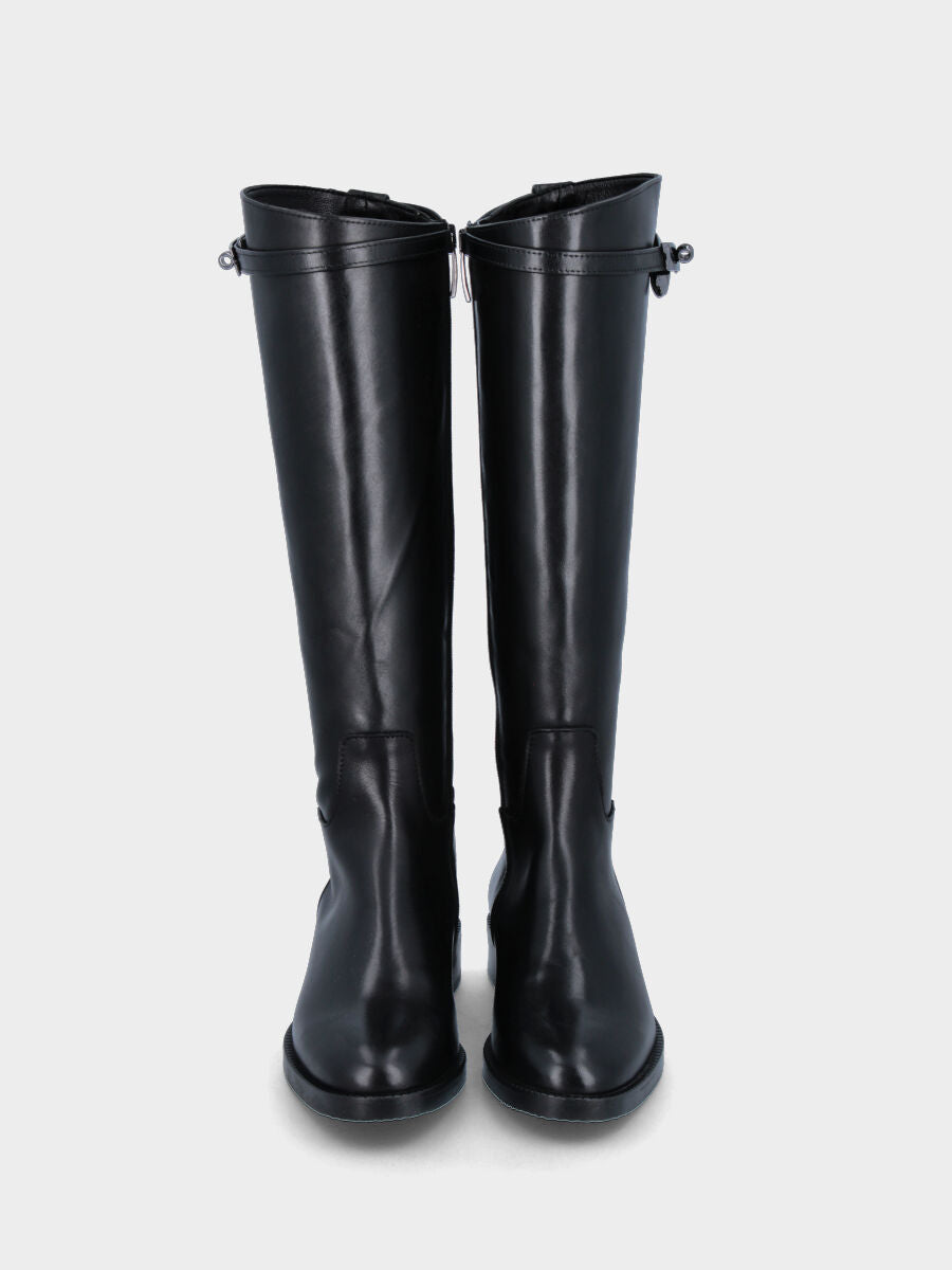 20mm heel boot, round toe, semi-tube with strap and closure at the top of the shaft and side zipper, rubber sole