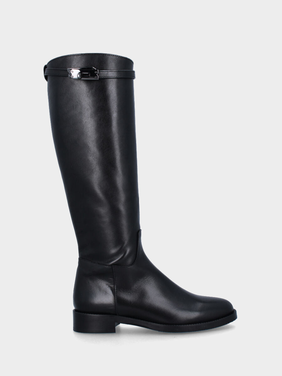 20mm heel boot, round toe, semi-tube with strap and closure at the top of the shaft and side zipper, rubber sole