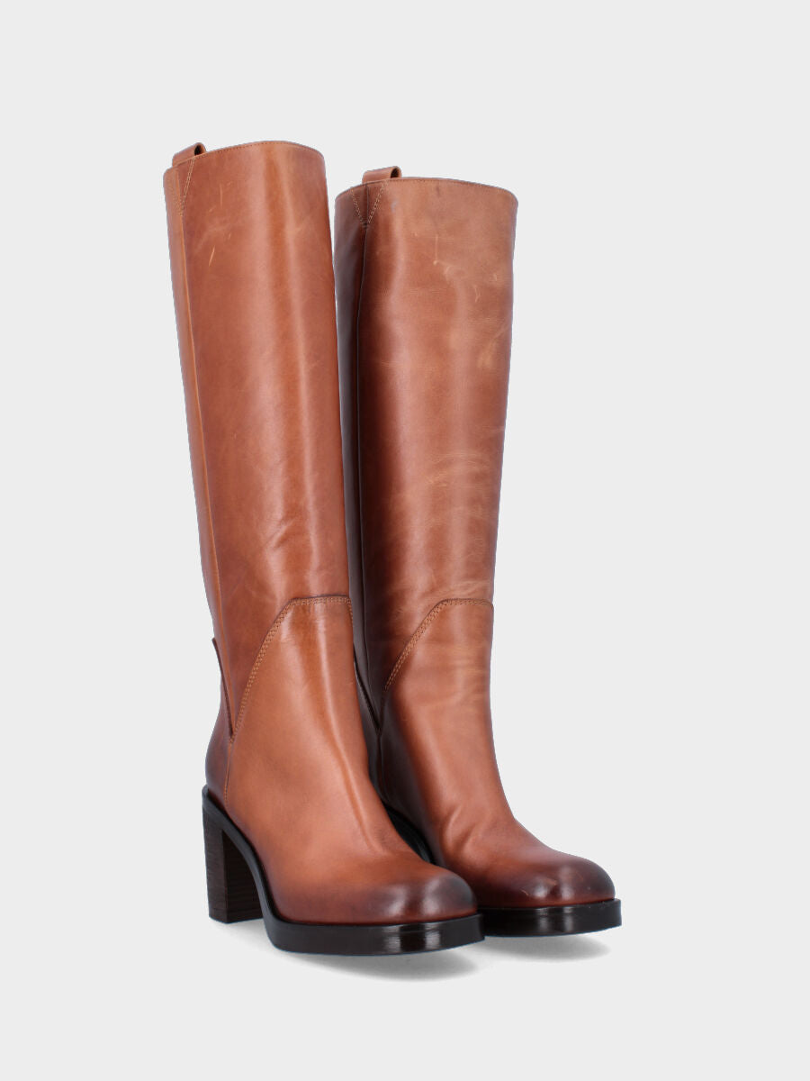Sandalo monoblocco in vitello rosso con fascia ripiegata