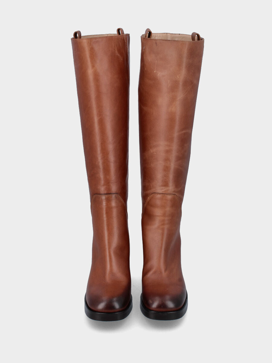 Sandalo monoblocco in vitello rosso con fascia ripiegata