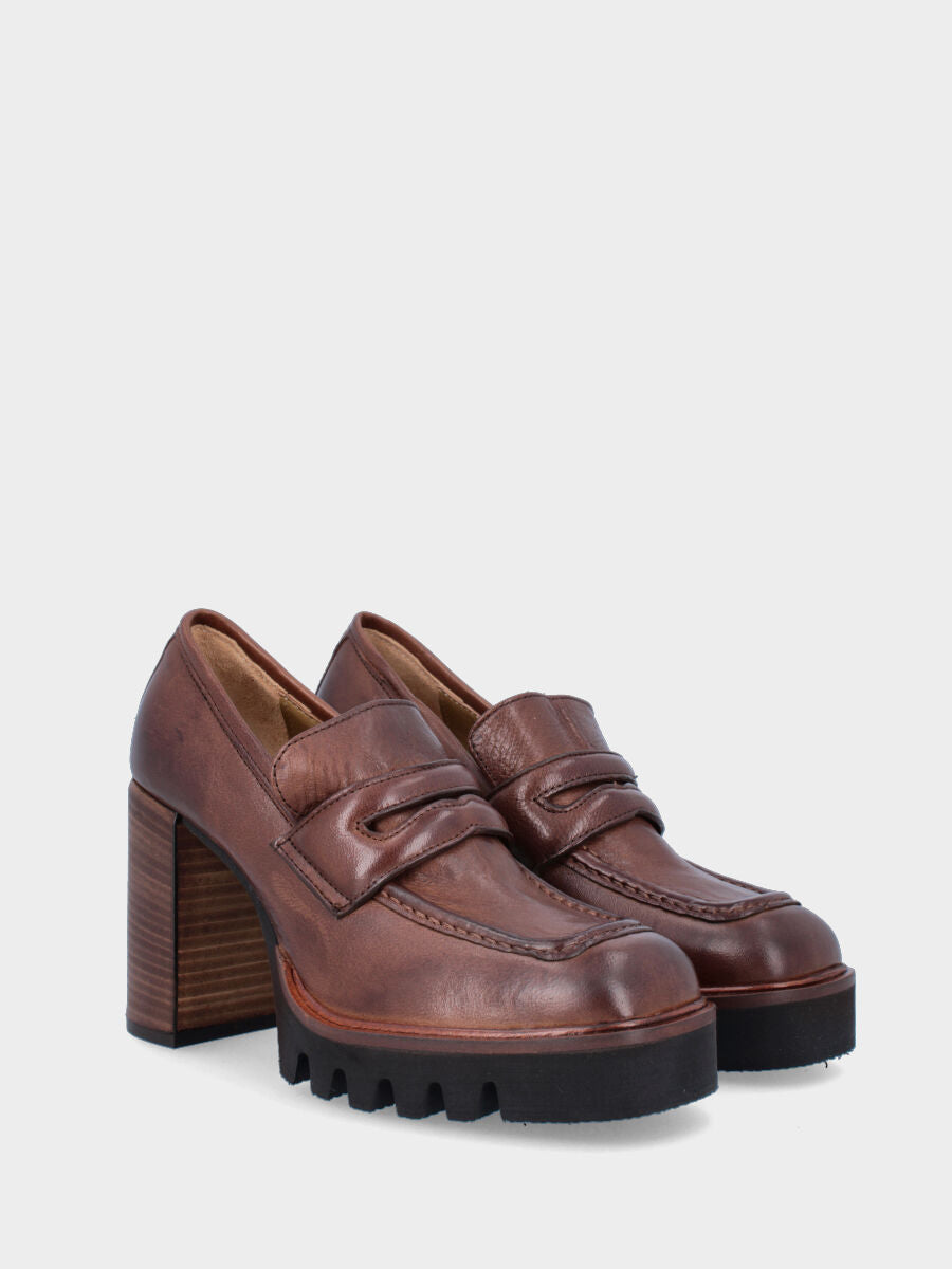Sandalo monoblocco in vitello rosso con fascia ripiegata