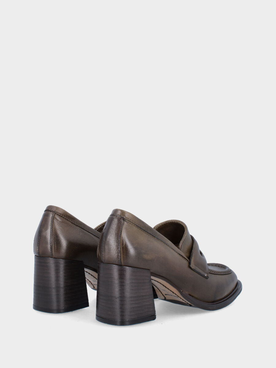 Sandalo monoblocco in vitello rosso con fascia ripiegata