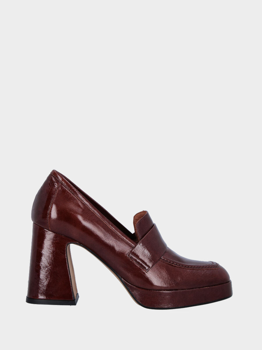 Sandalo monoblocco in vitello rosso con fascia ripiegata