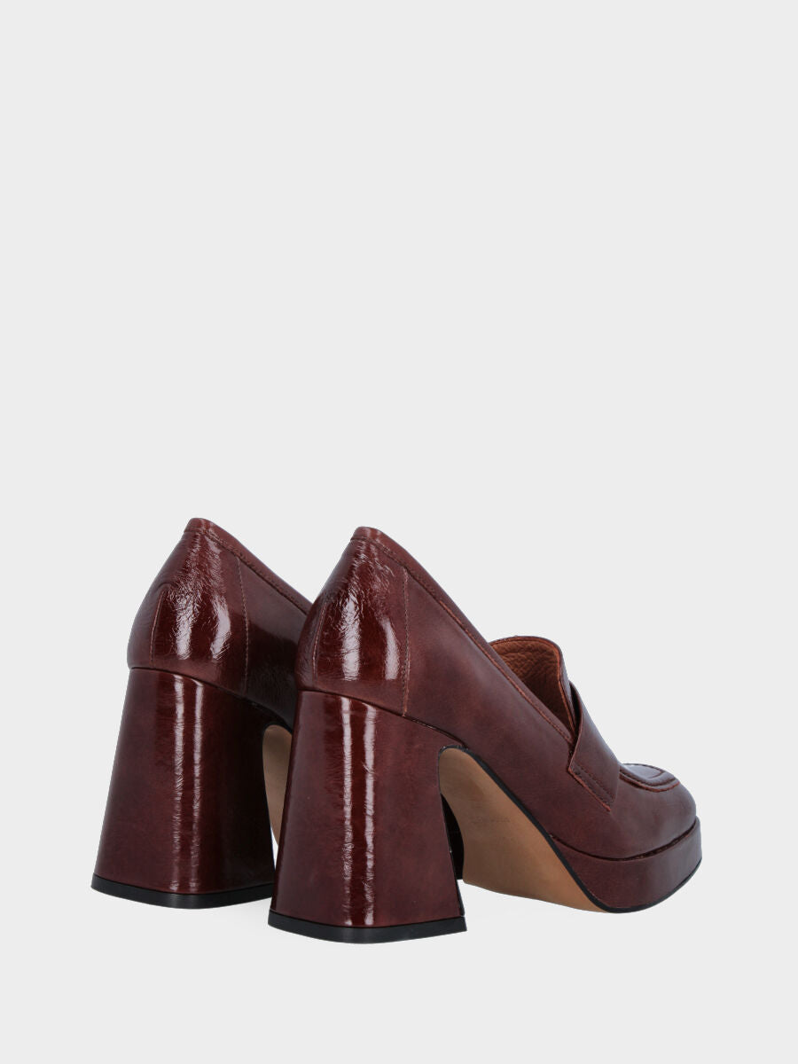 Sandalo monoblocco in vitello rosso con fascia ripiegata