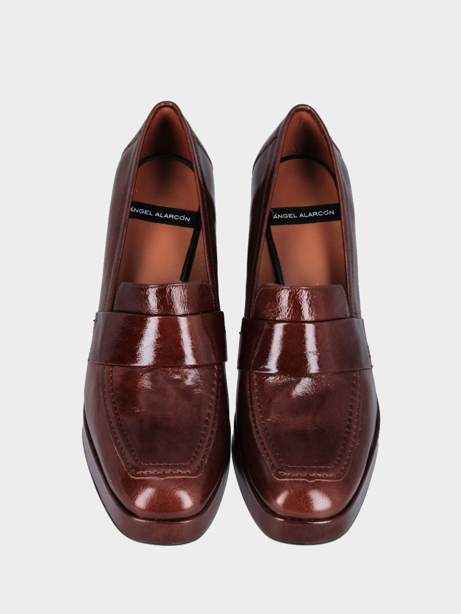 Sandalo monoblocco in vitello rosso con fascia ripiegata