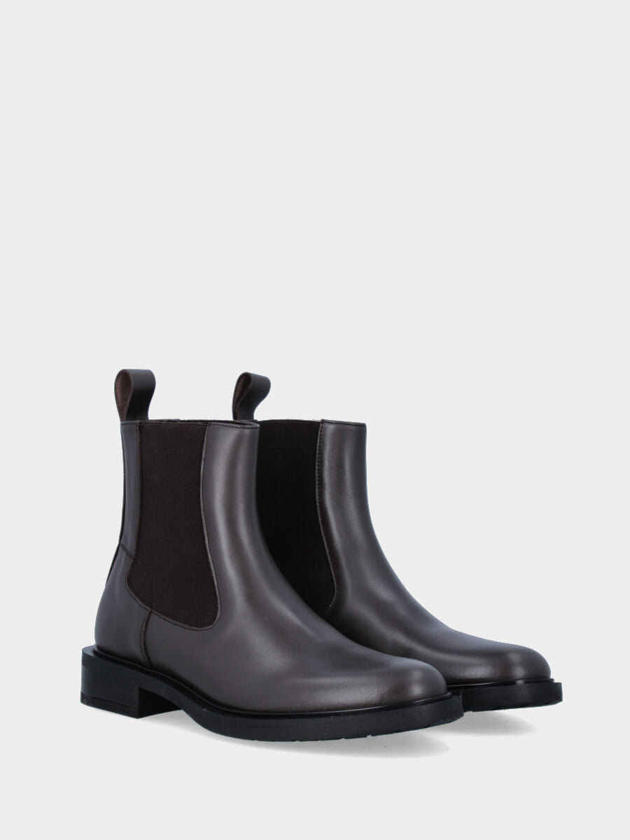 Brown leather round-toe beatle ankle boot