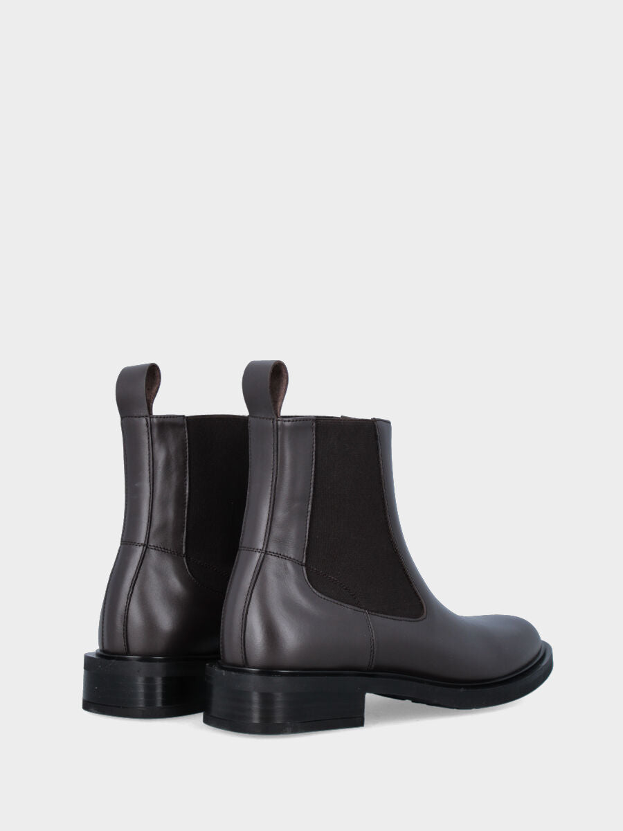 Brown leather round-toe beatle ankle boot