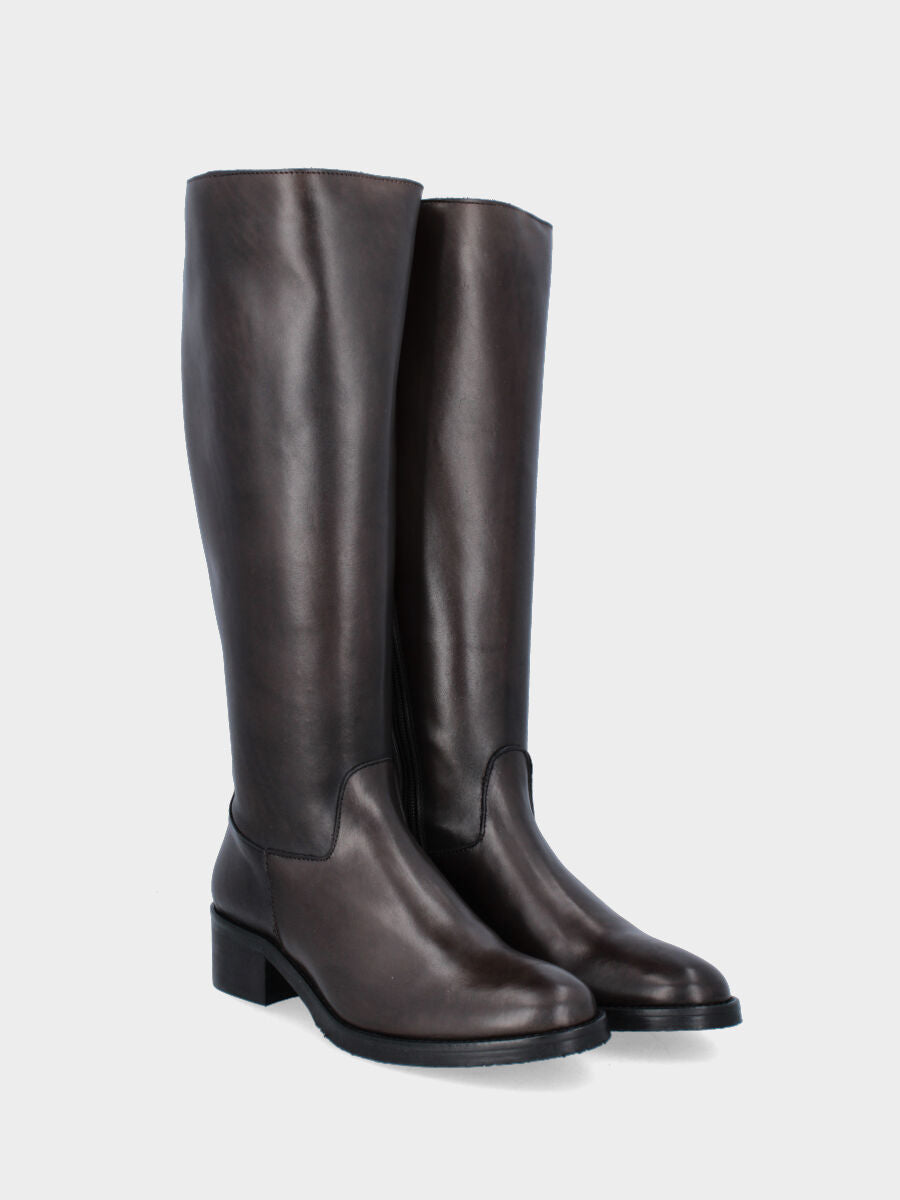 Brown leather boot with zip along the shaft