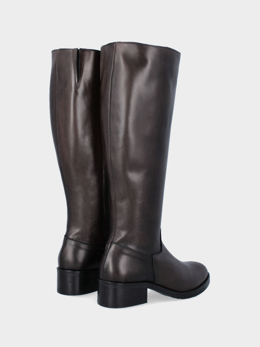 Brown leather boot with zip along the shaft