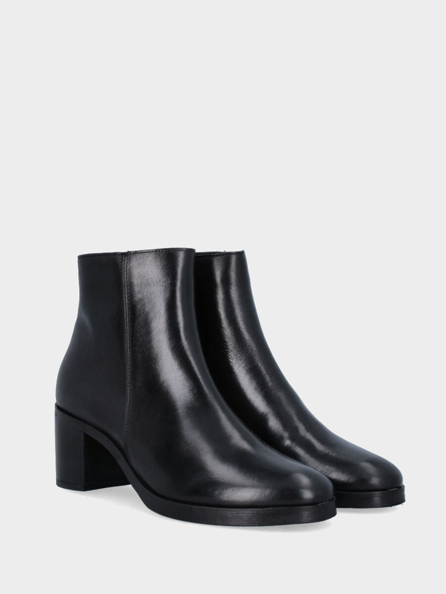 Bottine noire en cuir avec coutures latérales et talon 50