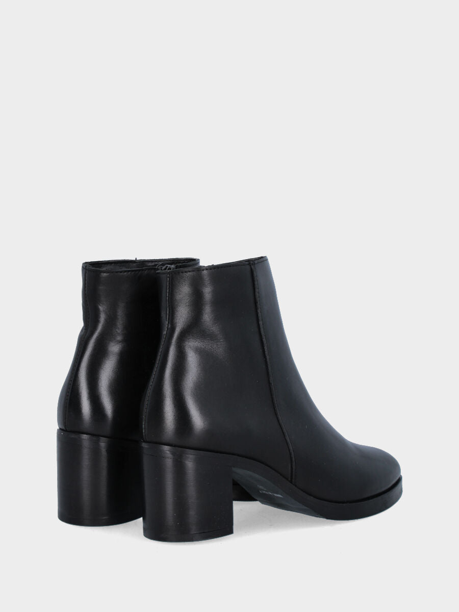 Bottine noire en cuir avec coutures latérales et talon 50