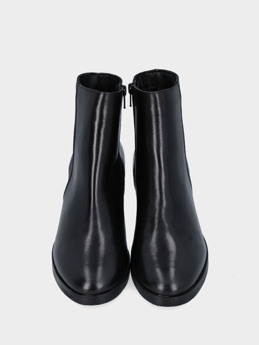 Bottine noire en cuir avec coutures latérales et talon 50