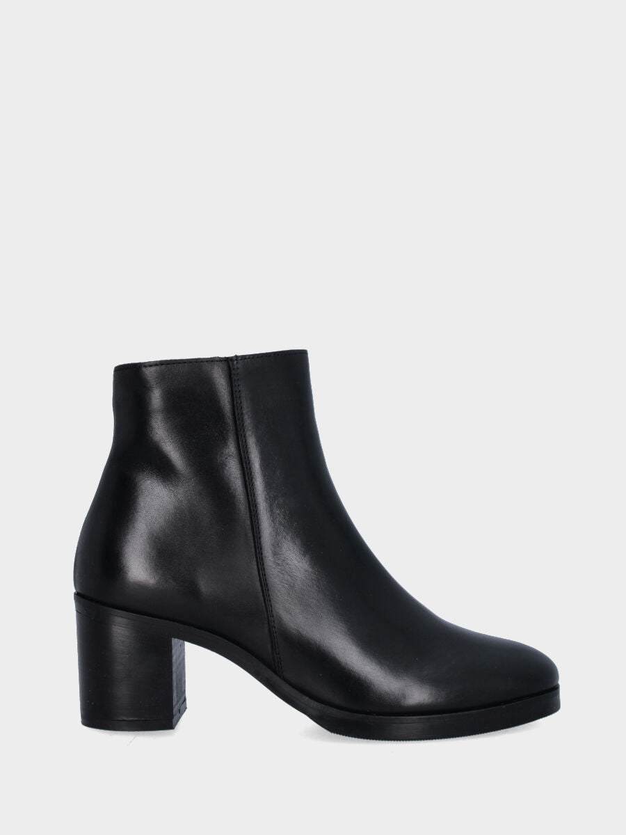Bottine noire en cuir avec coutures latérales et talon 50