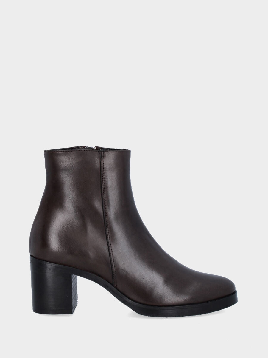 Brown leather ankle boot with side stitching and 50cm heel