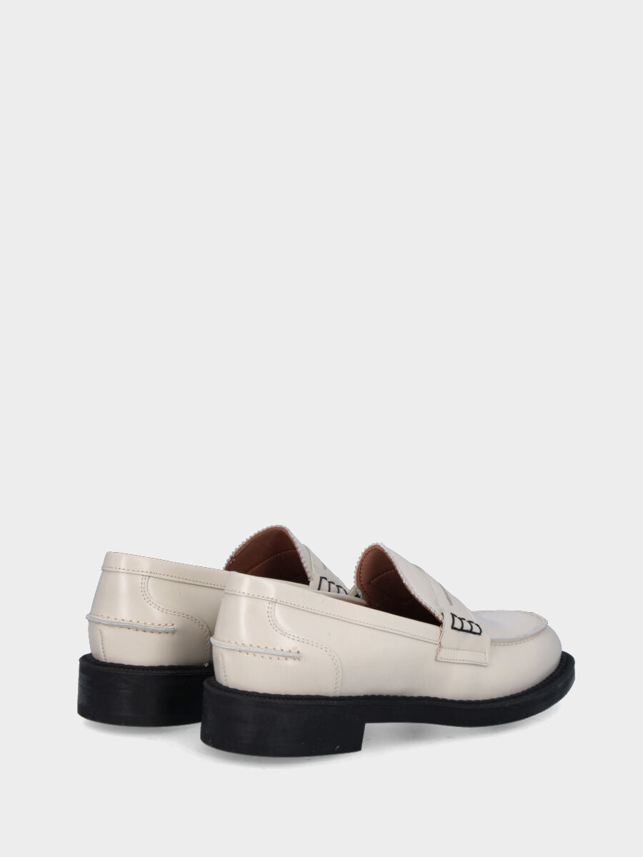 Ivory leather moccasin with scalloped edging