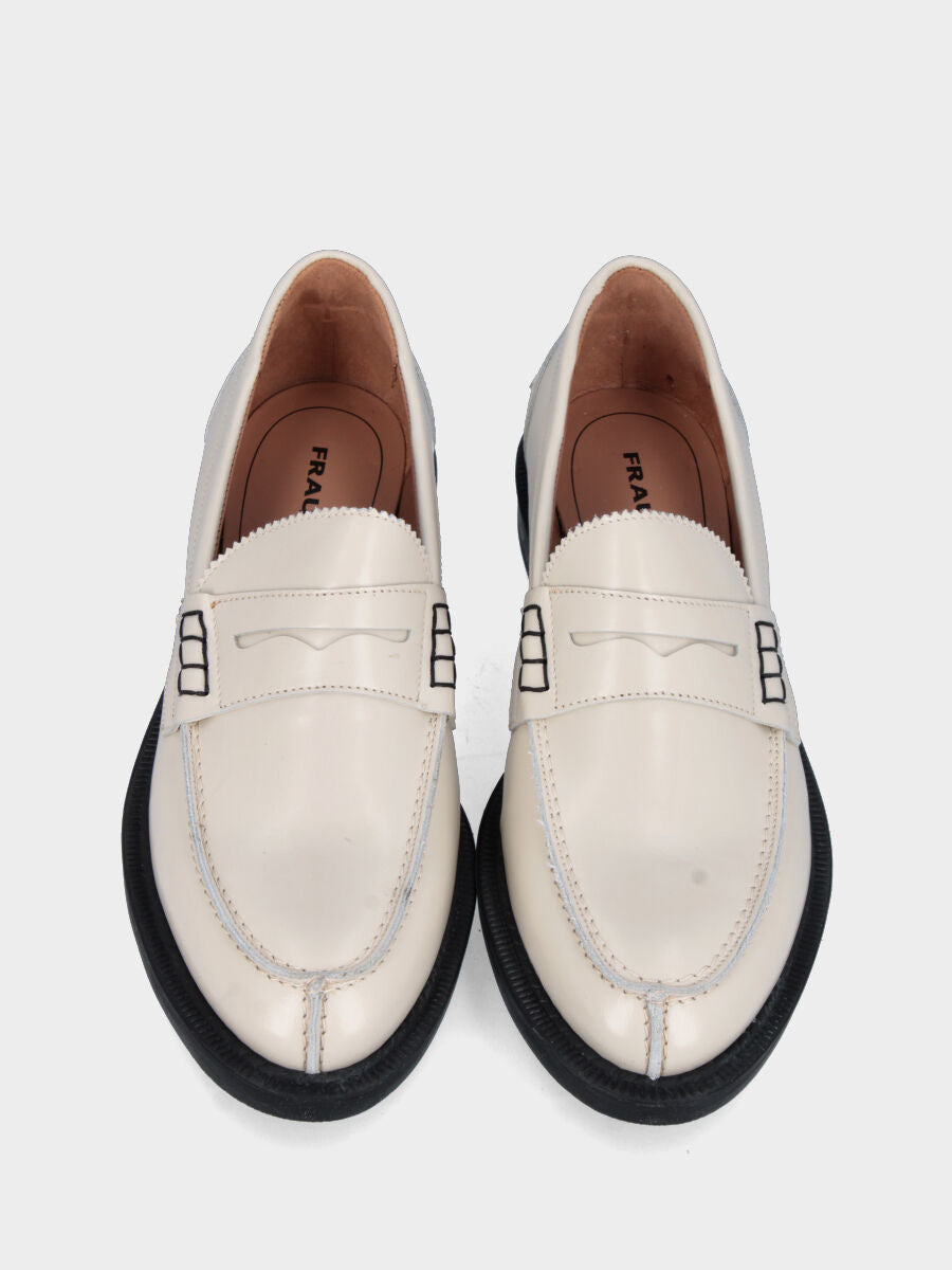 Ivory leather moccasin with scalloped edging
