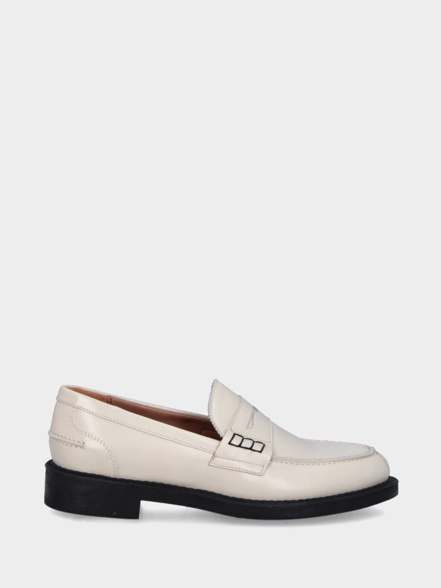 Ivory leather moccasin with scalloped edging
