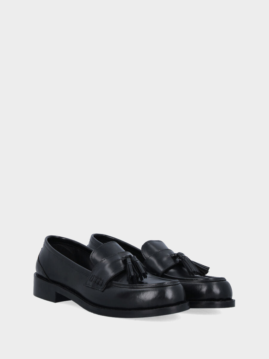 Mocassin noir en cuir avec bride à pompons