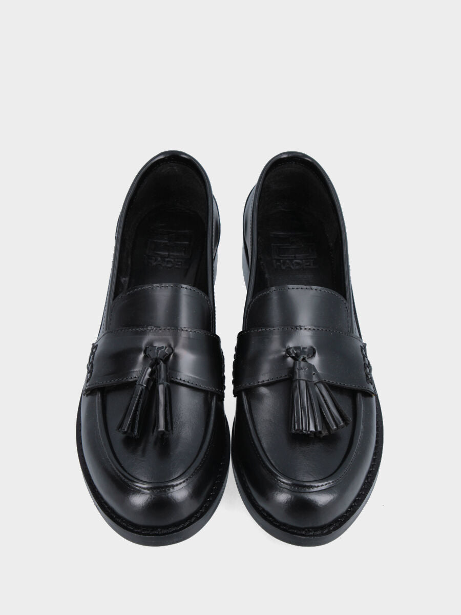 Mocassin noir en cuir avec bride à pompons