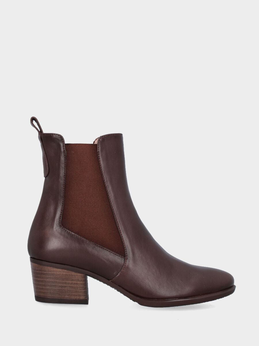 Sandalo monoblocco in vitello rosso con fascia ripiegata