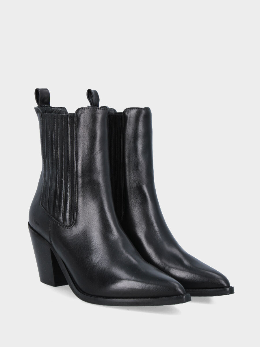 Sandalo monoblocco in vitello rosso con fascia ripiegata