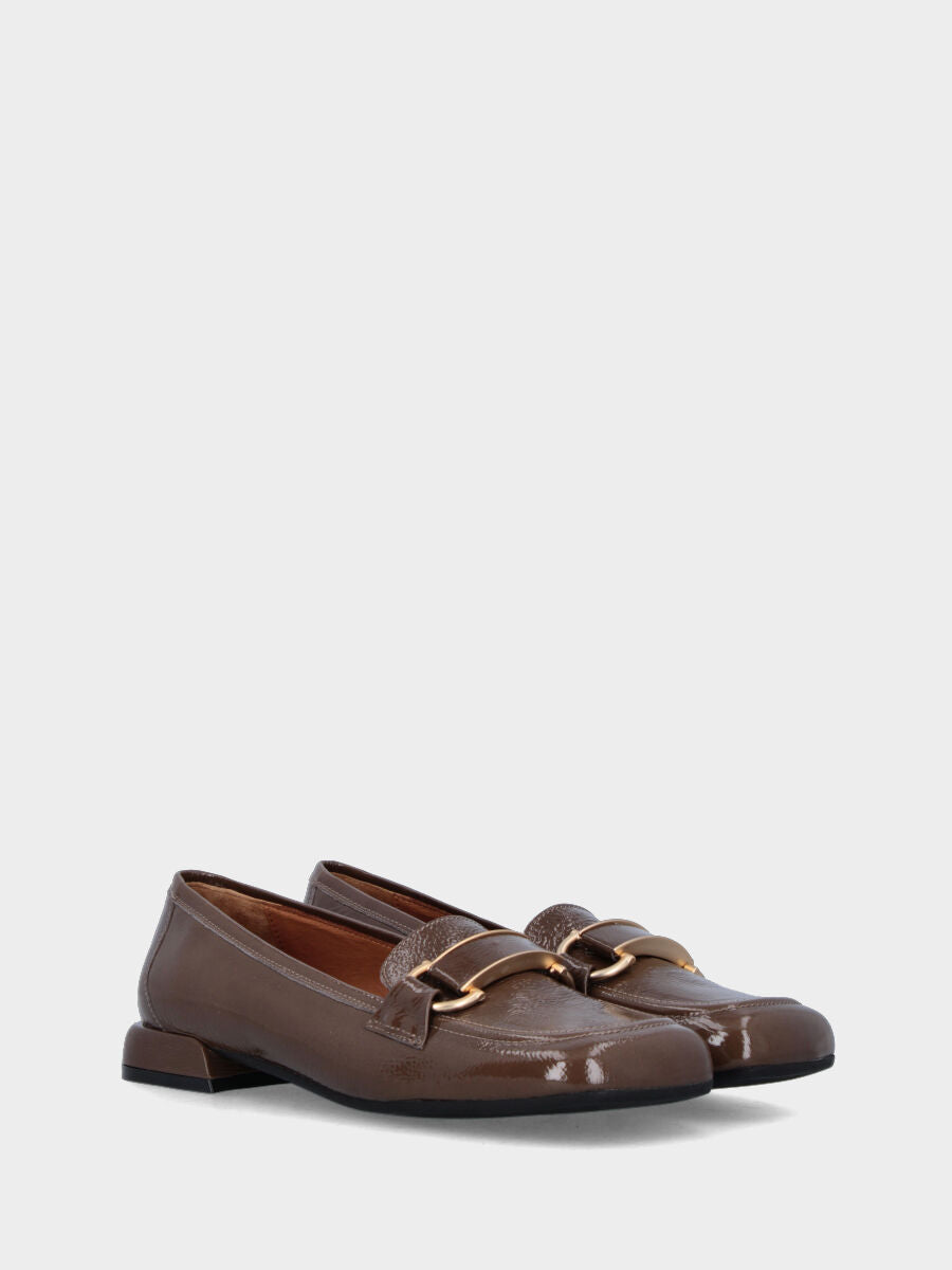 Mocassino marrone in naplak con accessorio a barra