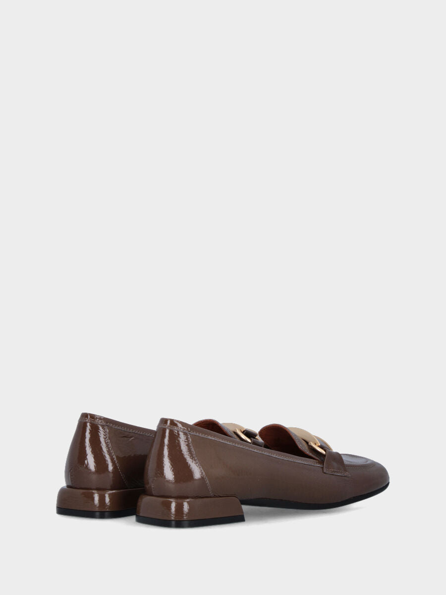 Mocassino marrone in naplak con accessorio a barra