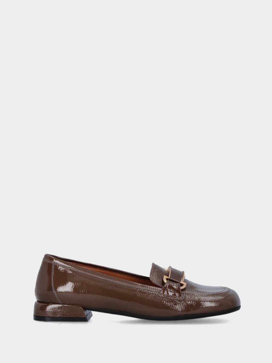 Mocassino marrone in naplak con accessorio a barra