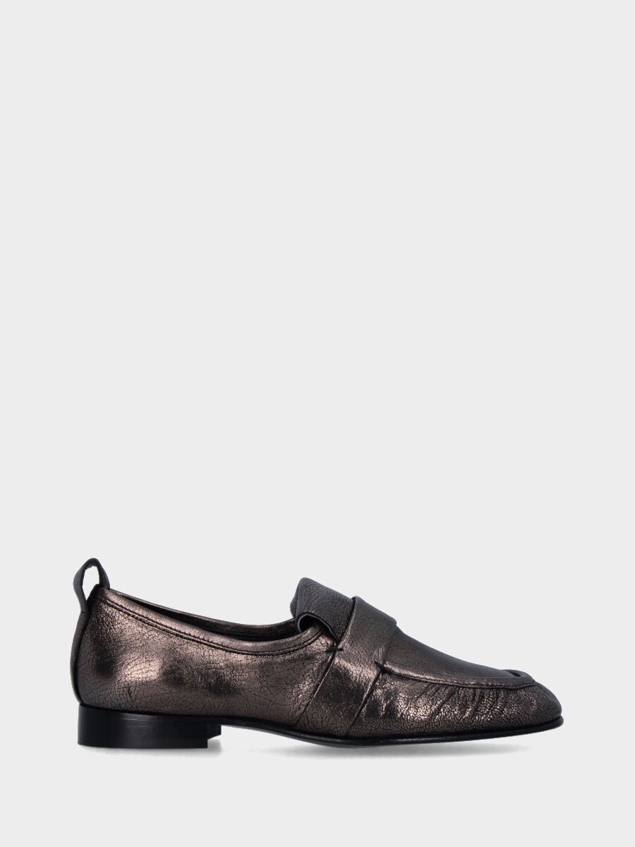 Mocassin gris laminé en cuir avec revers et bride