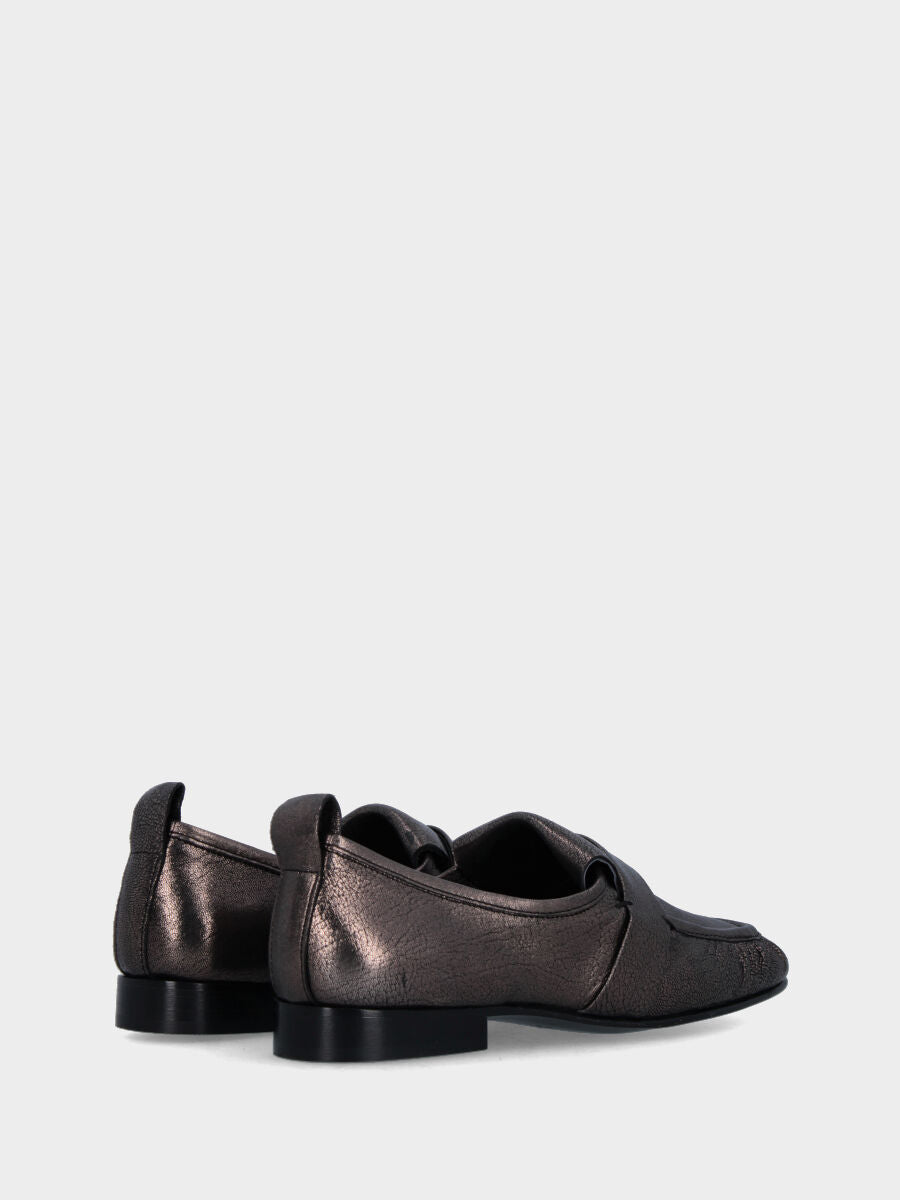 Mocassin gris laminé en cuir avec revers et bride