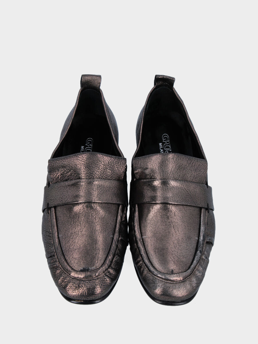 Mocassin gris laminé en cuir avec revers et bride