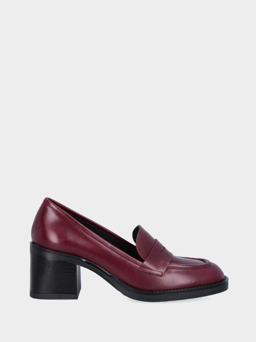 Sandalo monoblocco in vitello rosso con fascia ripiegata