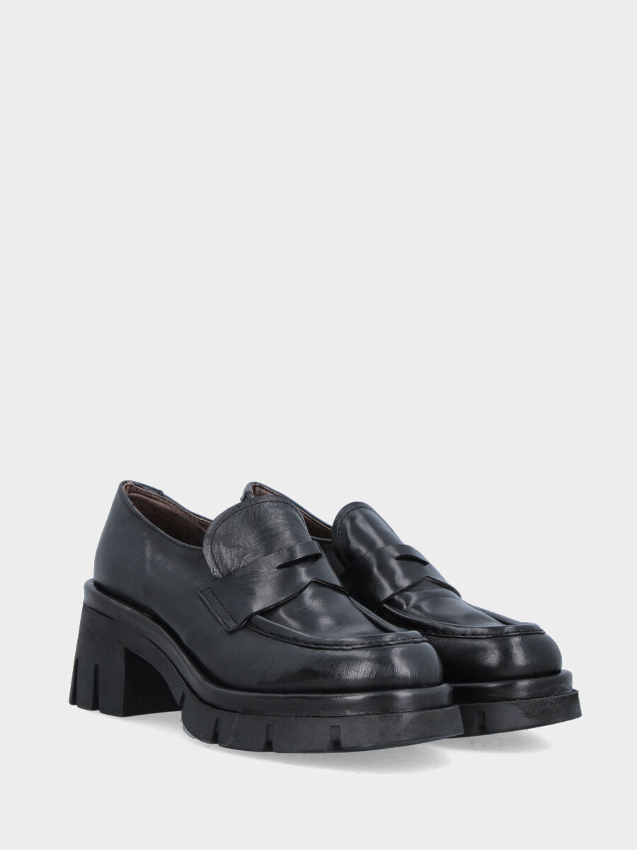 Black leather moccasin with serrated monobloc sole