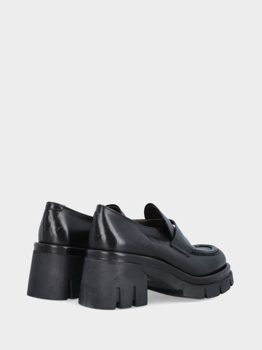 Black leather moccasin with serrated monobloc sole