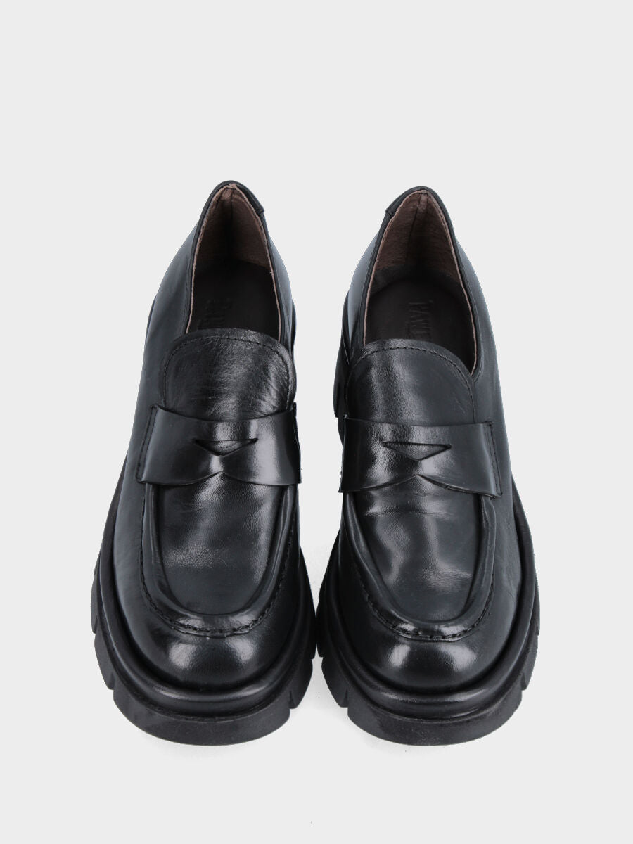 Black leather moccasin with serrated monobloc sole