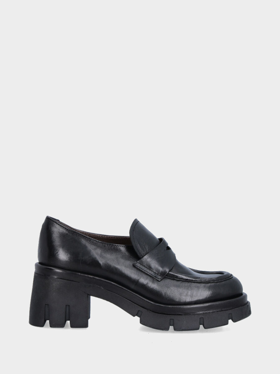 Black leather moccasin with serrated monobloc sole