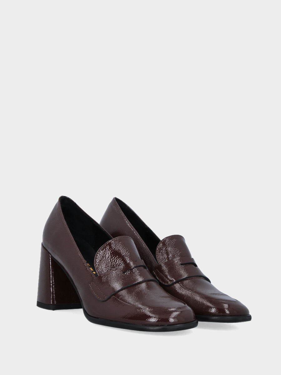 Sandalo monoblocco in vitello rosso con fascia ripiegata