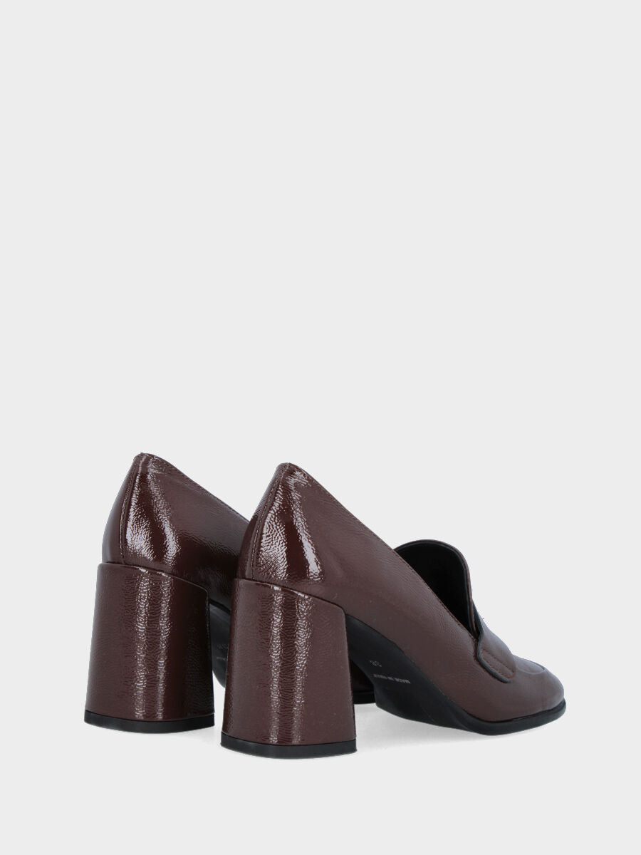 Sandalo monoblocco in vitello rosso con fascia ripiegata