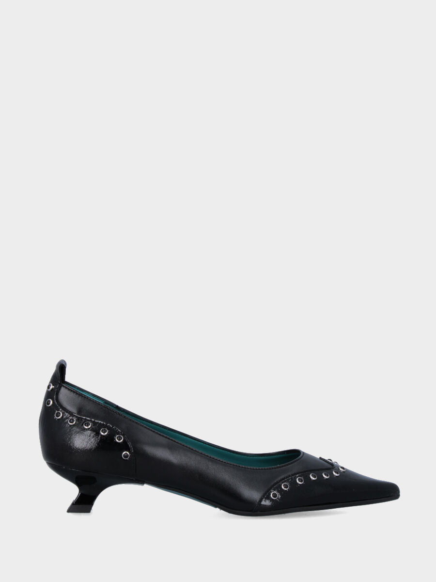 Décolleté in nappa nera con tacco a calice da 30 mm e borchie