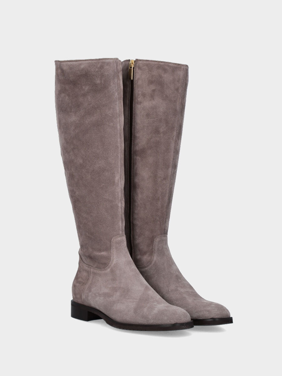 Stiefel aus taupefarbenem Wildleder mit niedrigem Absatz und quadratischer Spitze