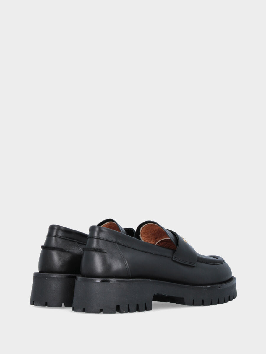 Mocassino monoblocco in vitello nero con borchie