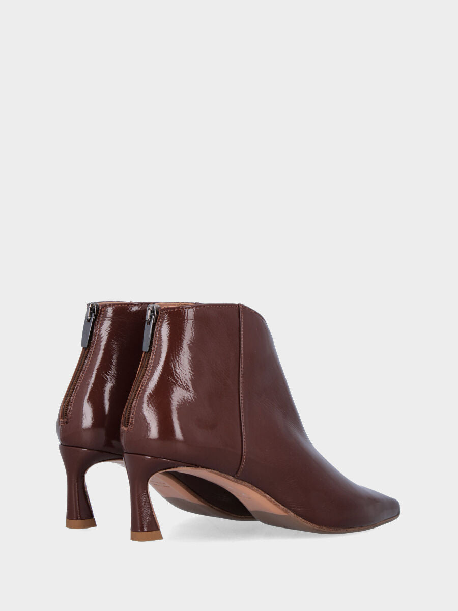 Sandalo monoblocco in vitello rosso con fascia ripiegata